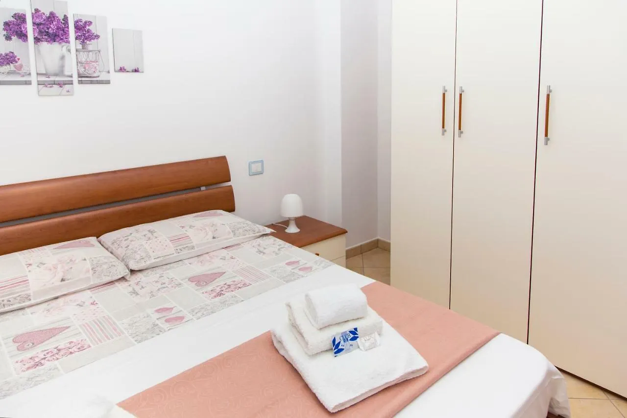 Appartamenti Vacanze Mareemare Capo dʼOrlando 0*,  Italia